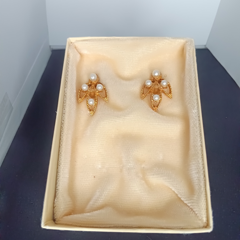 Vintage Gold-Tone Clip-On Earrings with Faux Pearls – Floral Leaf Design